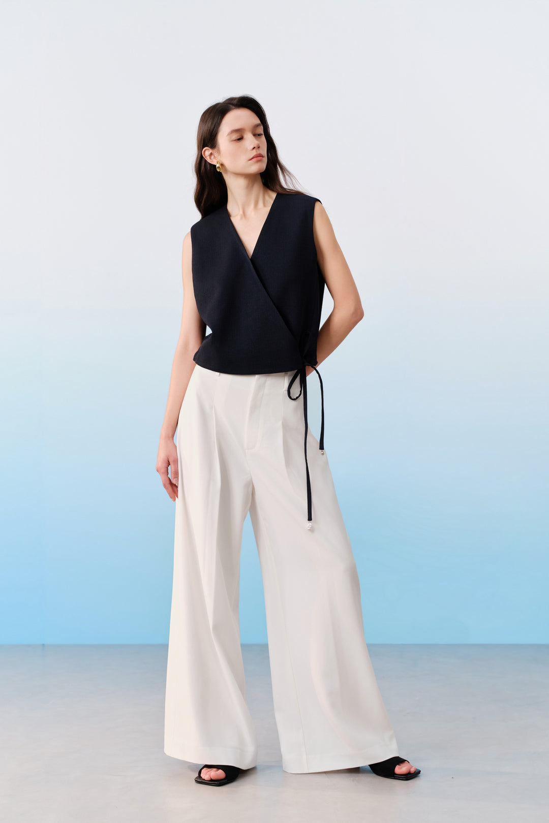 BLAACK | V Neck Sleeveless Blouse