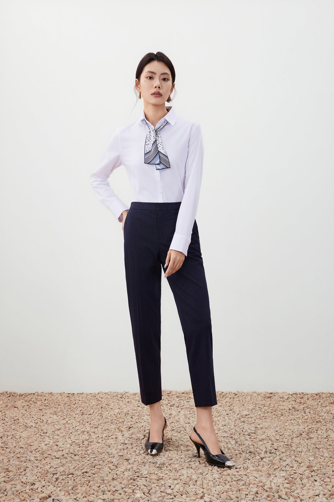 Textured 翻領長袖商務恤衫(配頸巾)