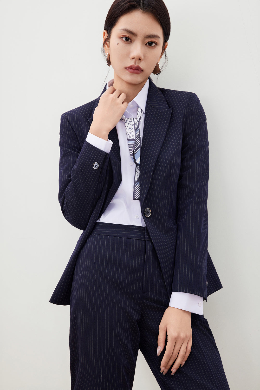 Textured 翻領長袖商務恤衫(配頸巾)