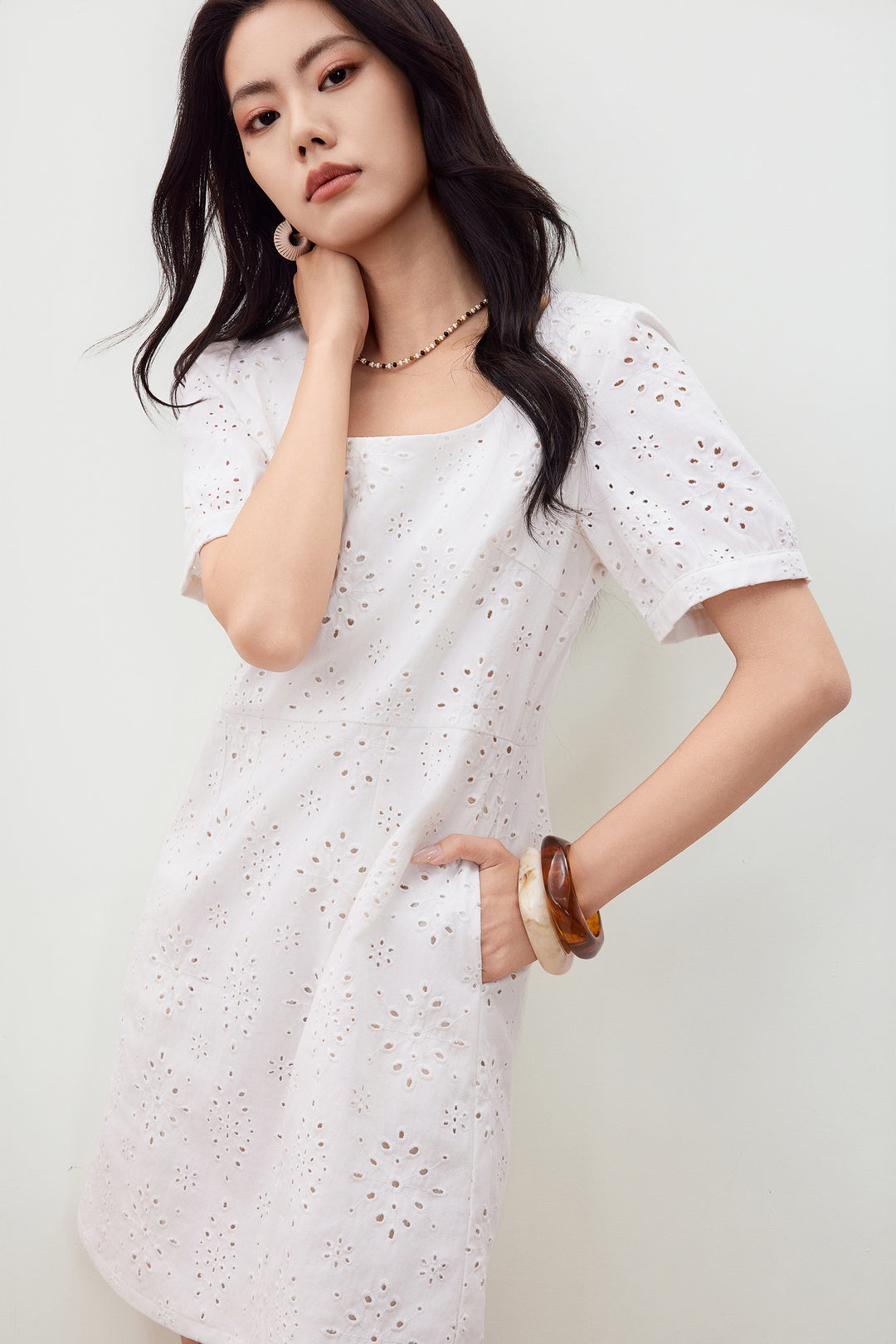 U形領中袖連身裙