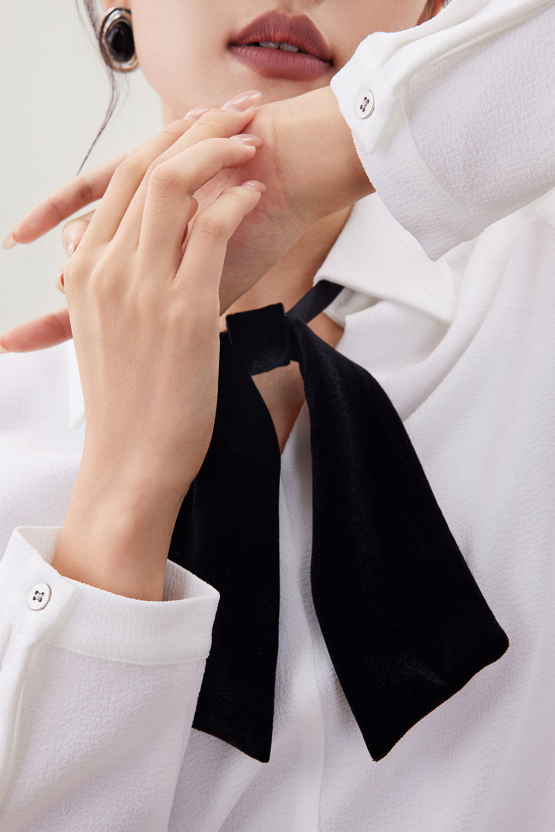 Crepe 恤衫領襯衫(配可拆式天鵝絨蝴蝶結)