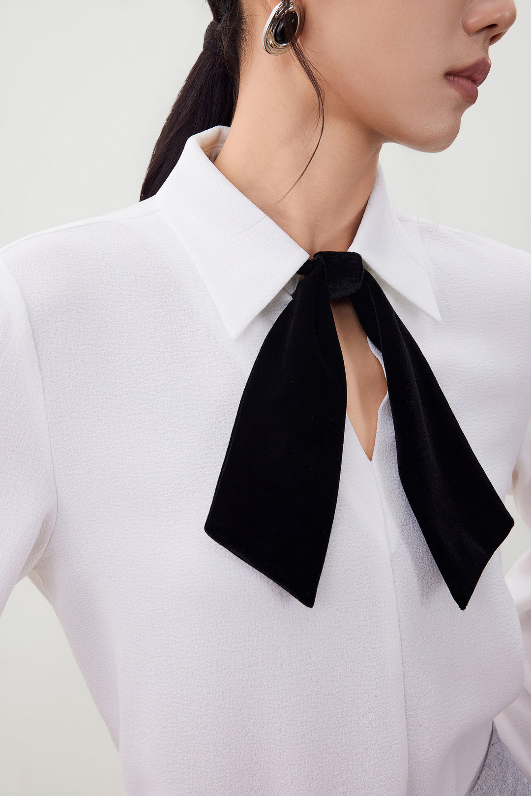 Crepe 恤衫領襯衫(配可拆式天鵝絨蝴蝶結)