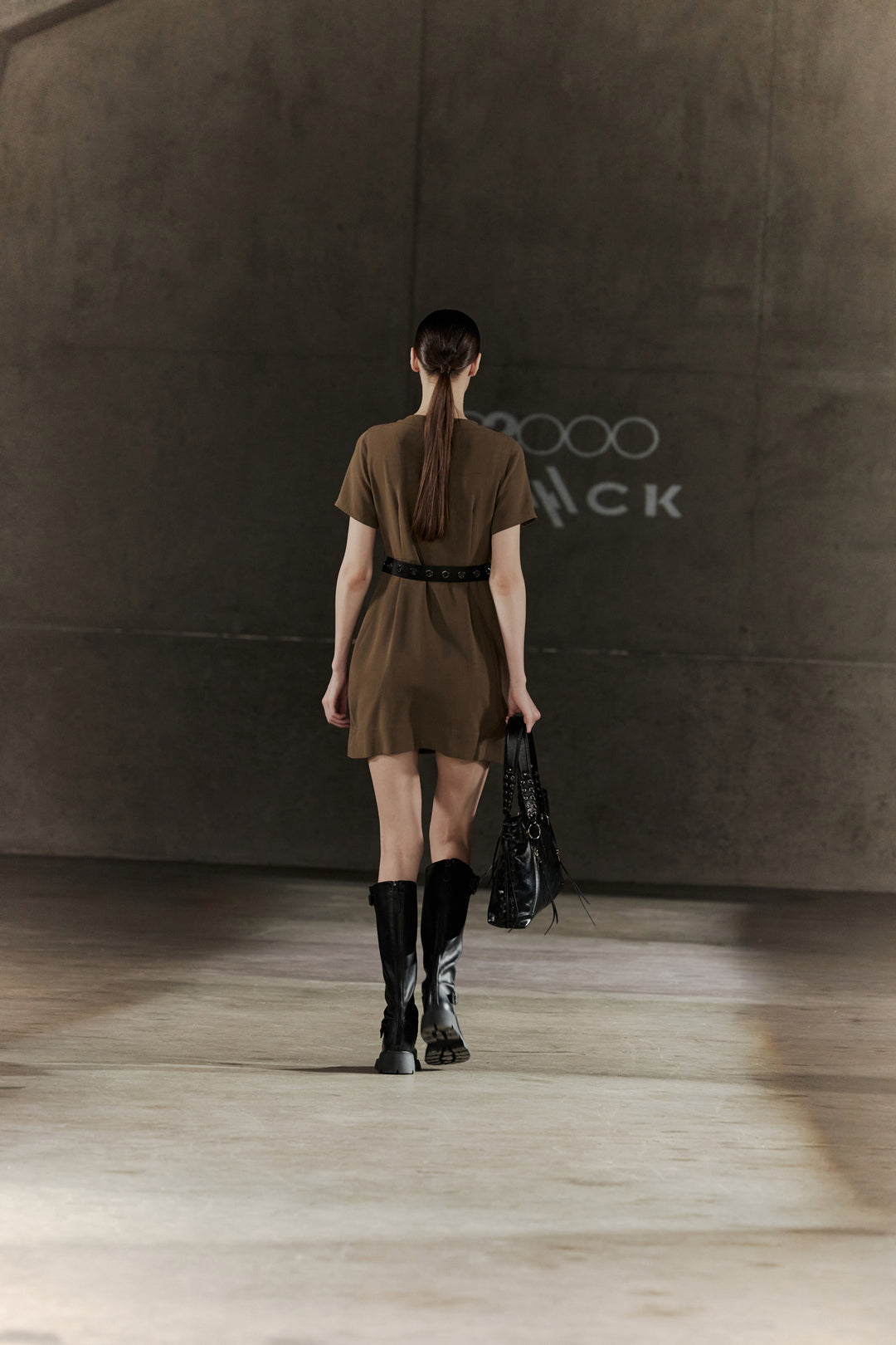 BLAACK | 圓領短袖連身裙(配腰帶)