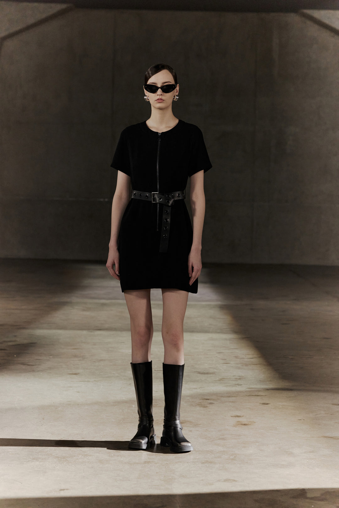 BLAACK | 圓領短袖連身裙(配腰帶)