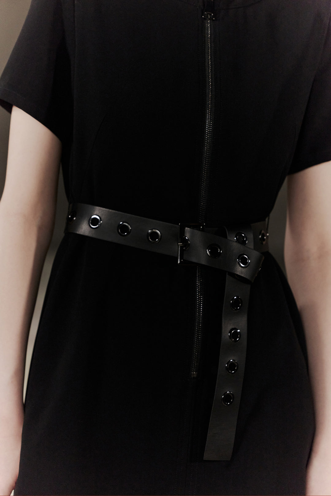 BLAACK | 圓領短袖連身裙(配腰帶)