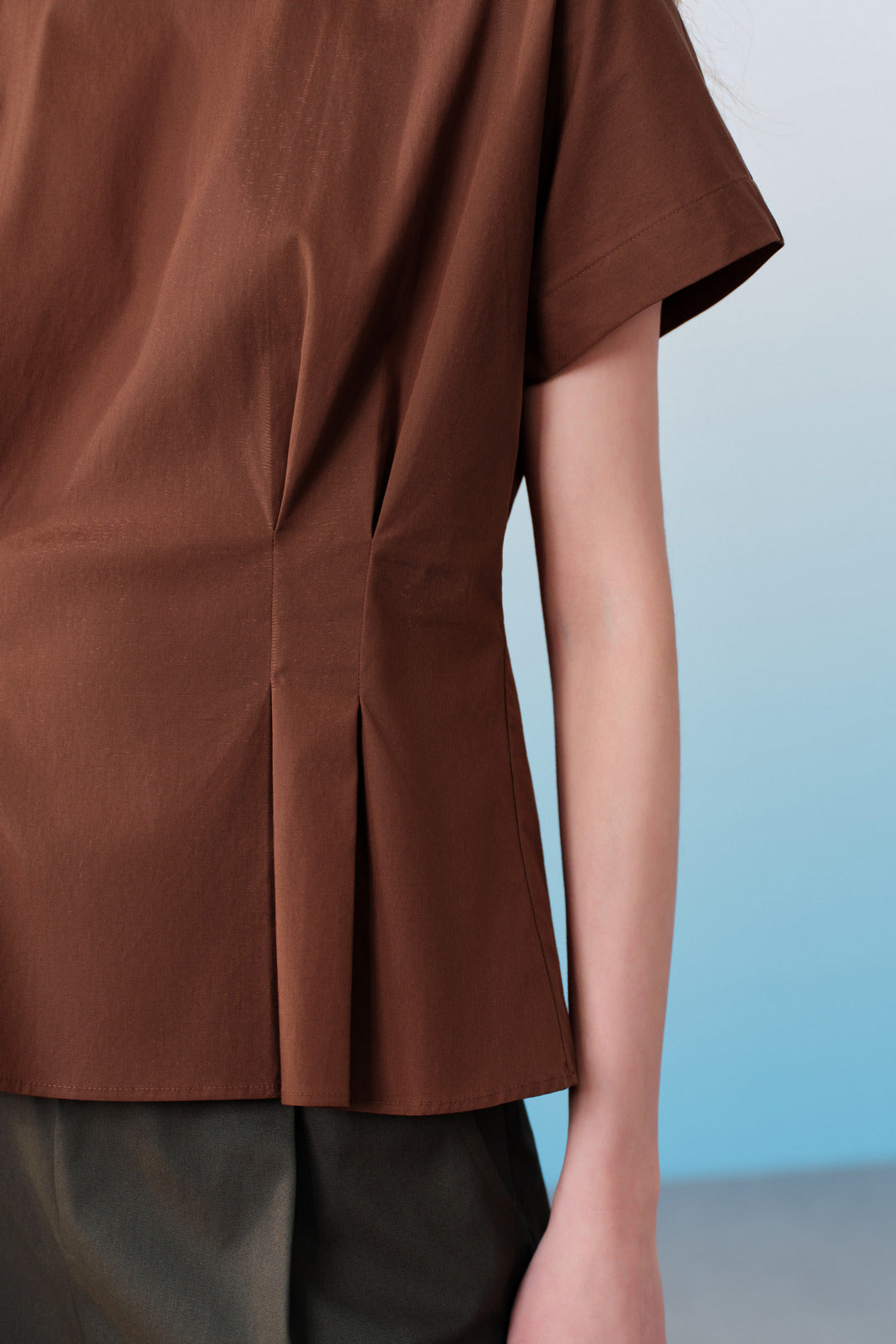 Round Neck 圓領襯衫(配腰部縫線細節)