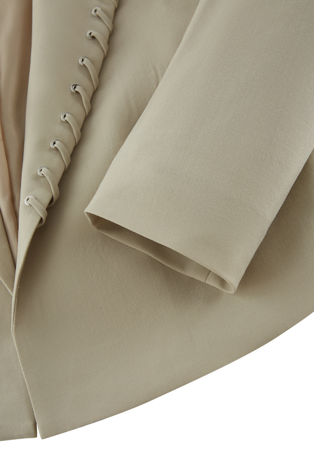 LUXURY | 100% Wool | Lapel With Metal Studs And Self Fabric Looping 金屬鉚釘和自布環的翻領獨立西裝外套(配墊肩)