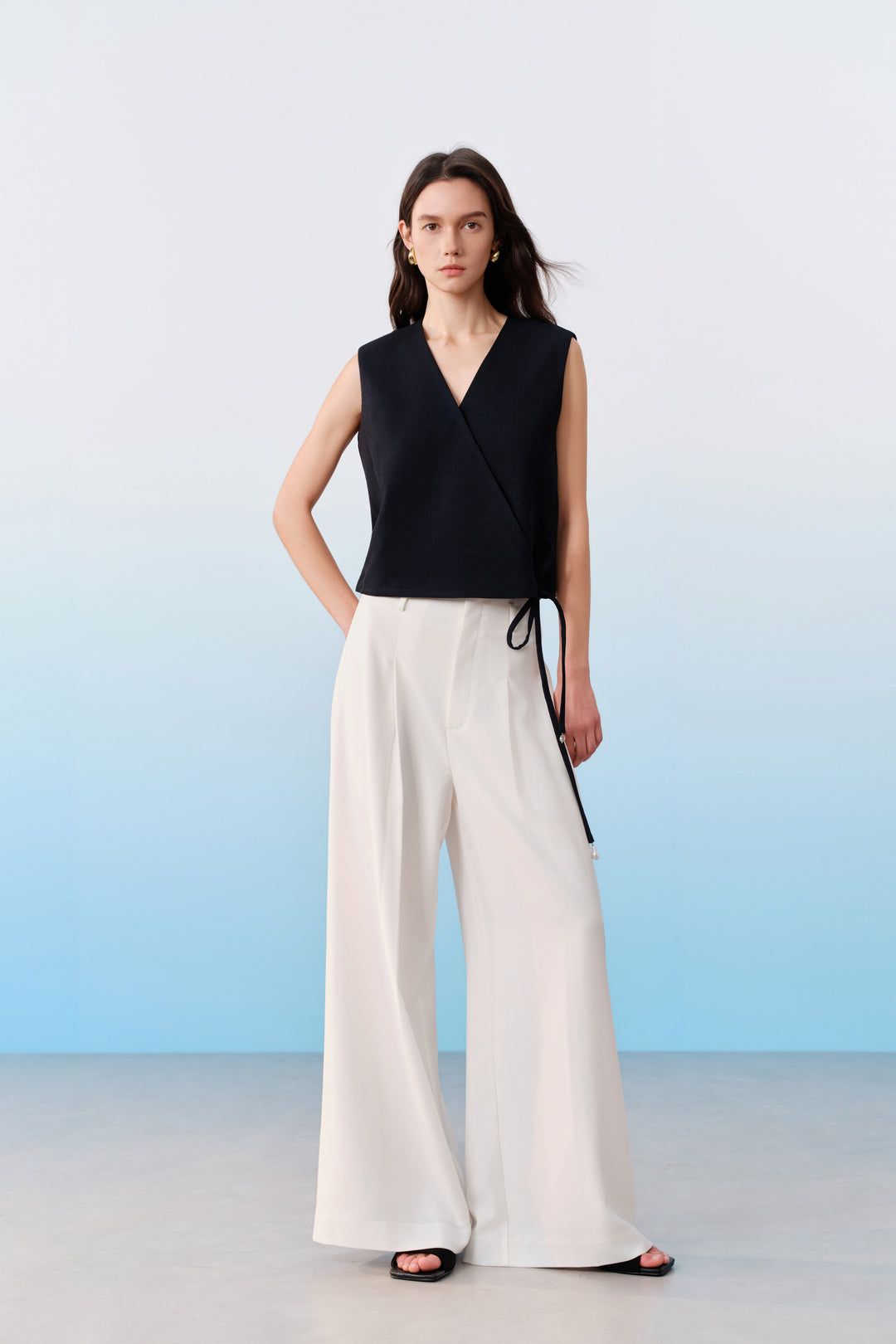 BLAACK | V Neck Sleeveless Blouse