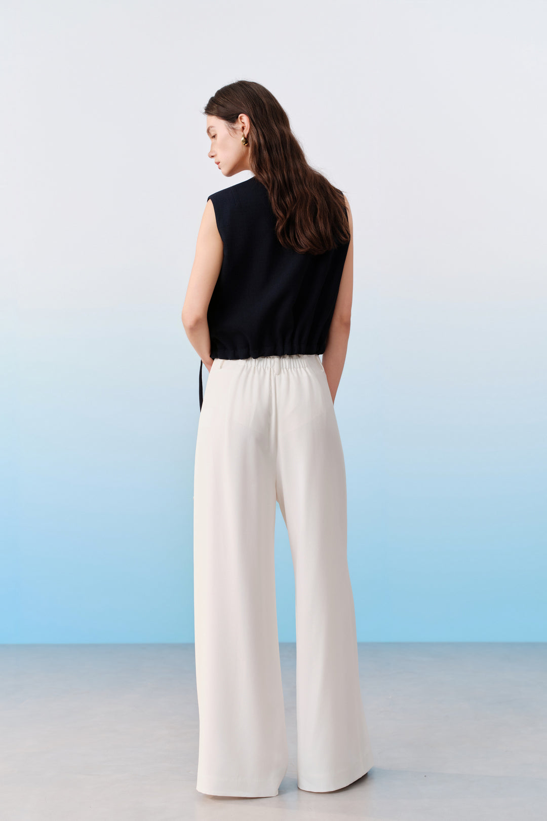 BLAACK | V Neck Sleeveless Blouse