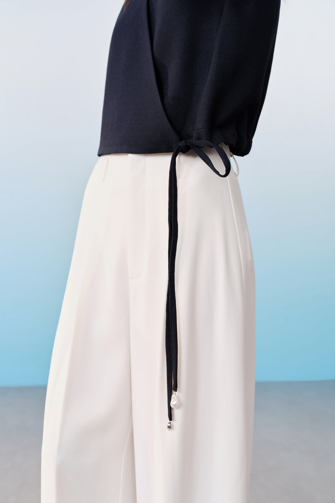 BLAACK | V Neck Sleeveless Blouse